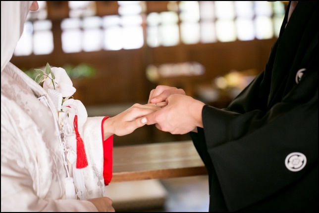 和服での結婚指輪の交換画像